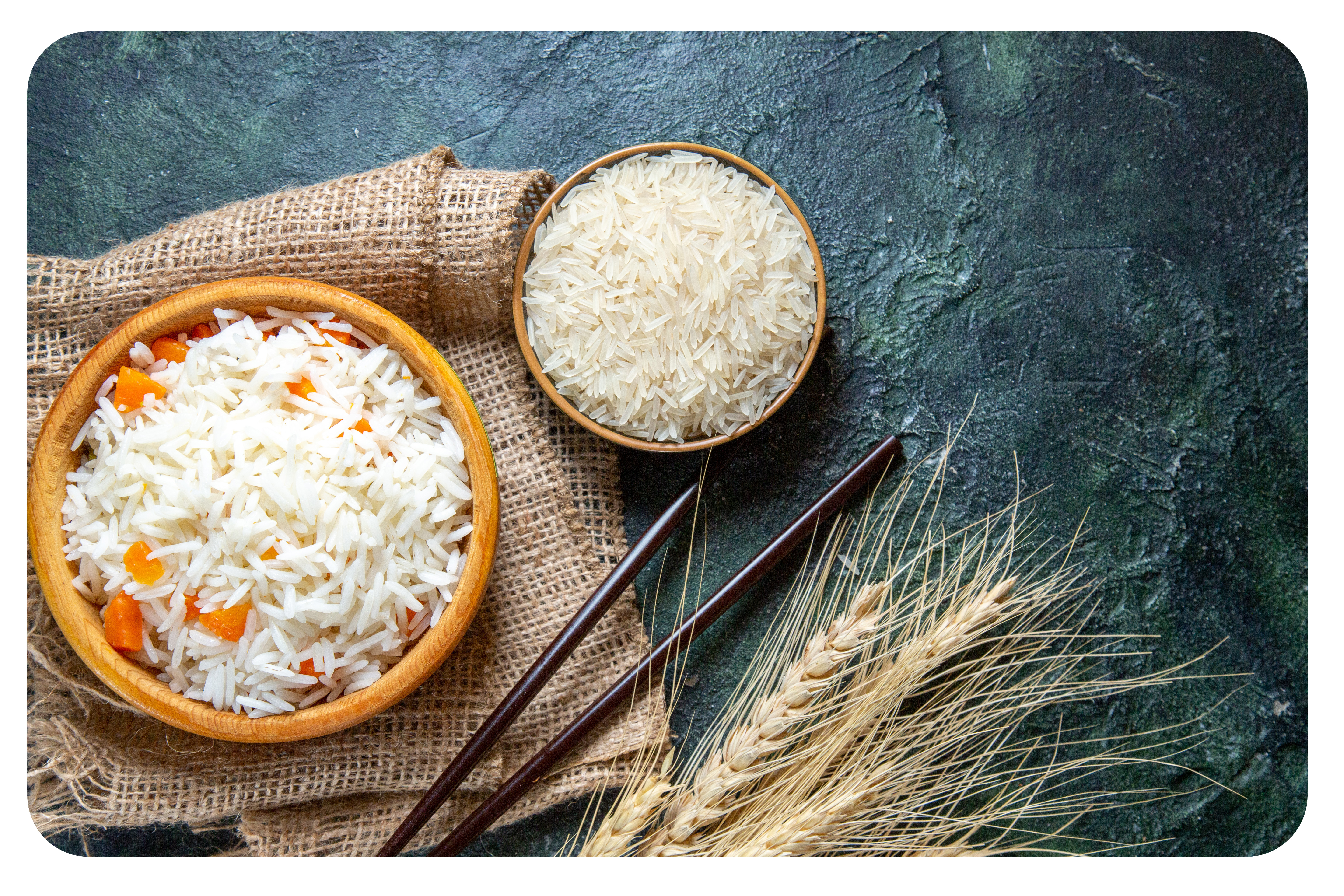 top-view-delicious-boiled-rice-with-raw-rice-inside-little-plate-dark-deska